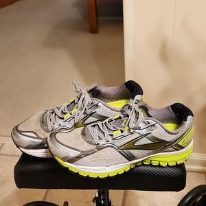 Brooks Women's "Ghost" Gray & Lime Green Yellow Sneakers Size 9.5